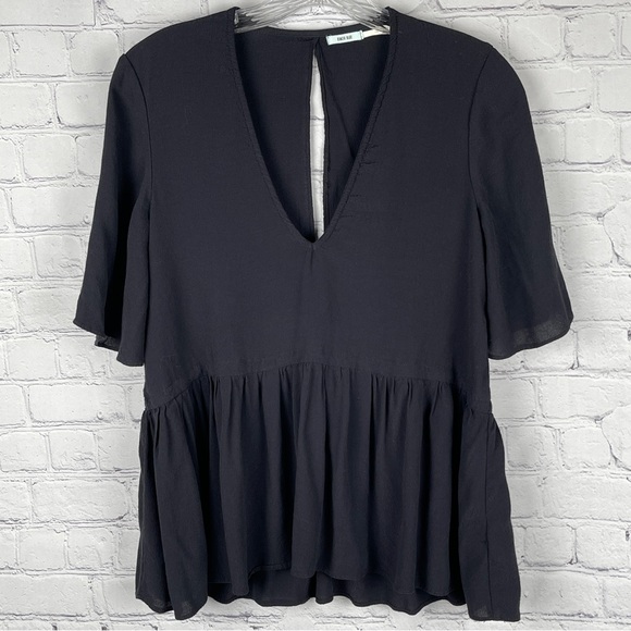 KIMCHI BLUE | URBAN OUTFITTERS black flowy v-neck peplum top, size XS - Picture 1 of 12